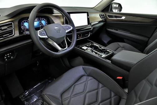 2025 Volkswagen Atlas 2.0T SE w/Technology 4MOTION