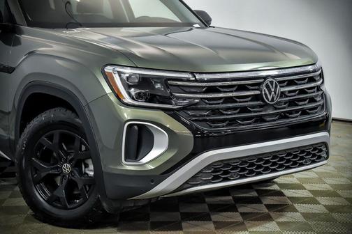 Avocado Green Pearl 2025 Volkswagen Atlas 2.0T Peak Edition