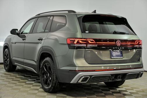 Avocado Green Pearl 2025 Volkswagen Atlas 2.0T Peak Edition