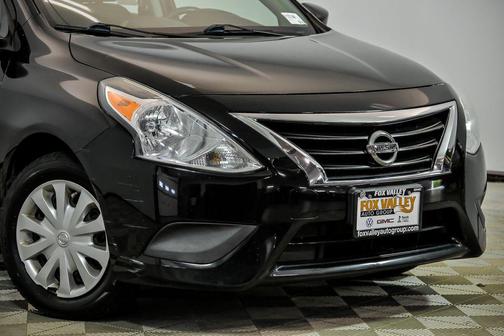 Super Black Metallic 2016 Nissan Versa 1.6 SV