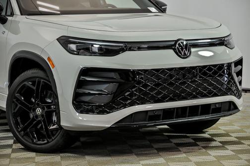 Sandstone w/Deep Blk Roof 2025 Volkswagen Tiguan 2.0T SE R-Line Black 4MOTION