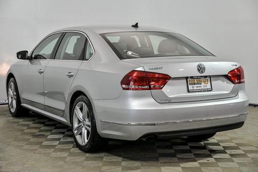 2015 Volkswagen Passat 1.8T Auto SE w/Sunroof & Nav