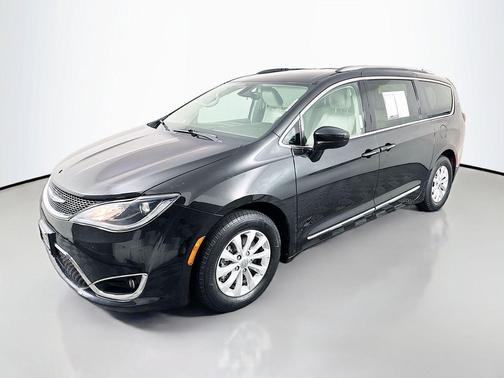 Brilliant Black Crystal Pearlcoat 2019 Chrysler Pacifica Touring L