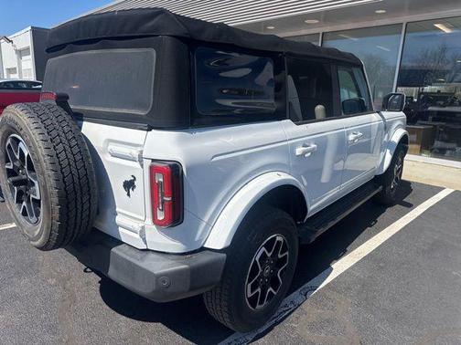 Oxford White 2022 Ford Bronco Outer Banks
