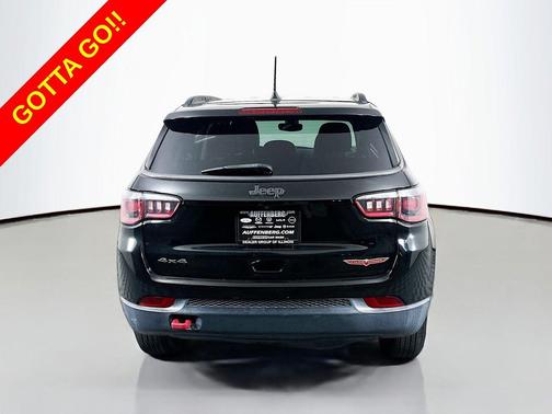 Diamond Black Crystal Pearlcoat 2019 Jeep Compass Trailhawk
