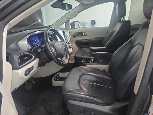 Granite Crystal Metallic Clearcoat 2020 Chrysler Pacifica Touring L