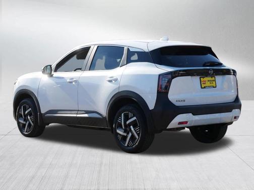 Aspen White Tri 2025 Nissan Kicks SV