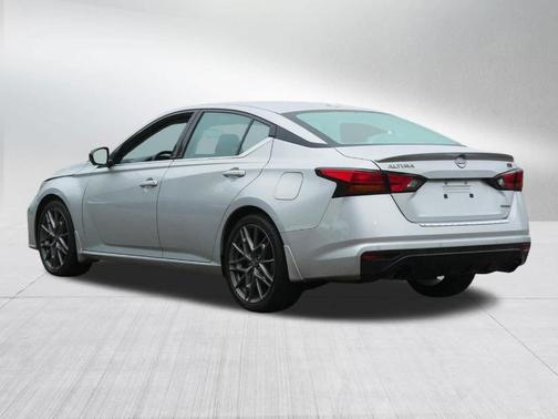 Brilliant Silver Metallic 2023 Nissan Altima 2.0 SR