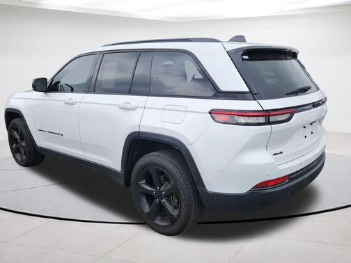 Bright White Clearcoat 2024 Jeep Grand Cherokee Laredo