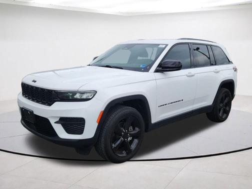 Bright White Clearcoat 2024 Jeep Grand Cherokee Laredo