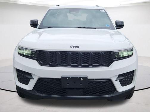 Bright White Clearcoat 2024 Jeep Grand Cherokee Laredo