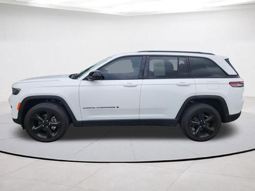Bright White Clearcoat 2024 Jeep Grand Cherokee Laredo