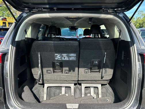 Metal 2024 Kia Carnival LX