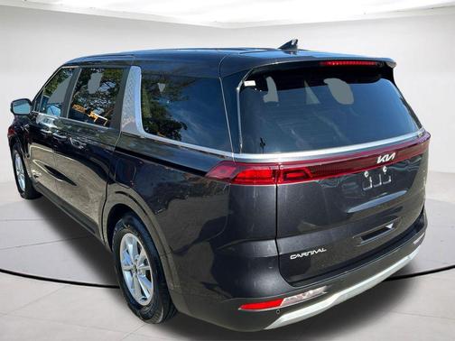 Metal 2024 Kia Carnival LX