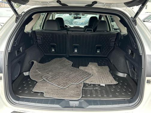 Crystal White Pearl 2022 Subaru Outback Limited XT