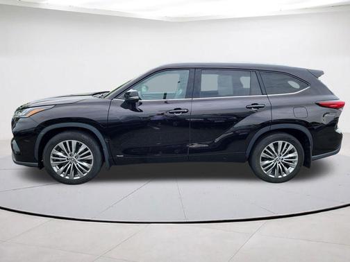 Midnight Black Metallic 2022 Toyota Highlander Hybrid Platinum