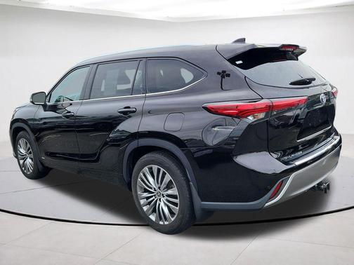 Midnight Black Metallic 2022 Toyota Highlander Hybrid Platinum