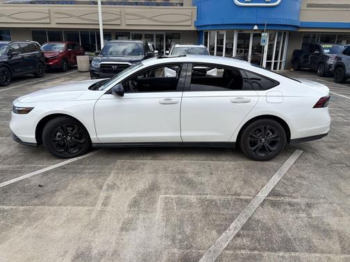 Platinum White Pearl 2025 Honda Accord SE