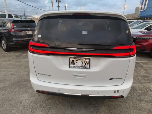 Bright White Clearcoat 2022 Chrysler Pacifica Hybrid Limited