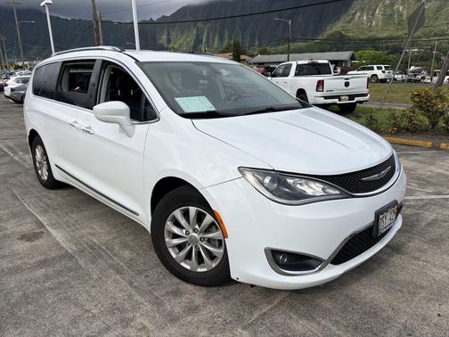 Bright White Clearcoat 2019 Chrysler Pacifica Touring L