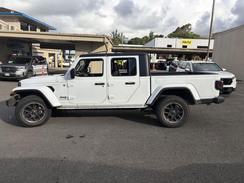 Bright White Clearcoat 2023 Jeep Gladiator Overland