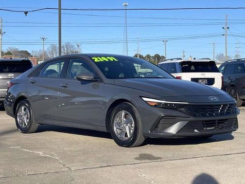 2025 Hyundai ELANTRA SE