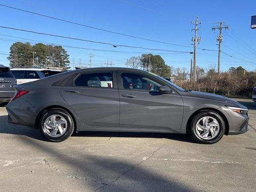 2025 Hyundai ELANTRA SE