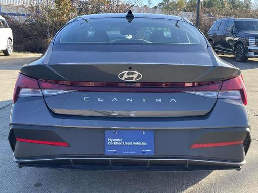 2025 Hyundai ELANTRA SE