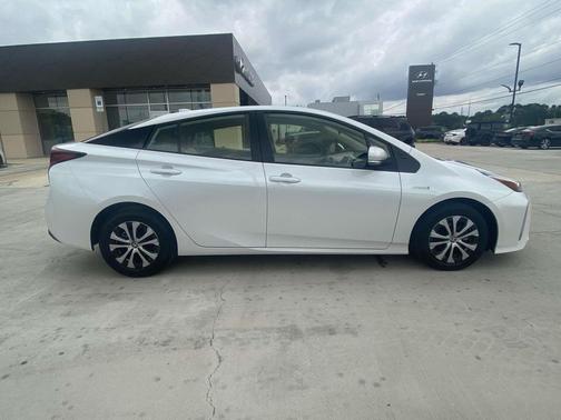 2021 Toyota Prius LE