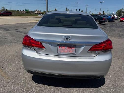 Classic Silver Metallic 2011 Toyota Avalon Limited