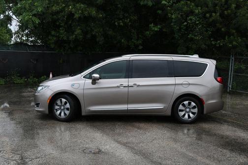 Molten Silver 2018 Chrysler Pacifica Hybrid Limited