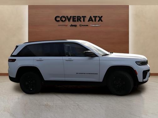 Bright White Clearcoat 2026 Jeep Grand Cherokee Laredo