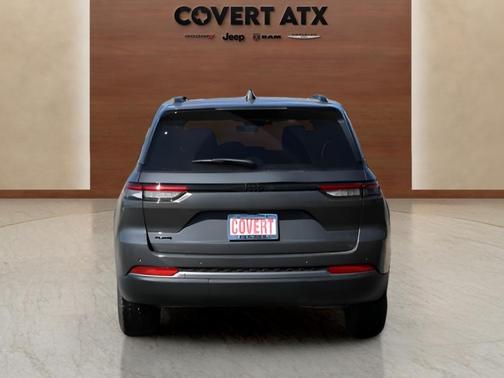 Metallic 2026 Jeep Grand Cherokee Laredo