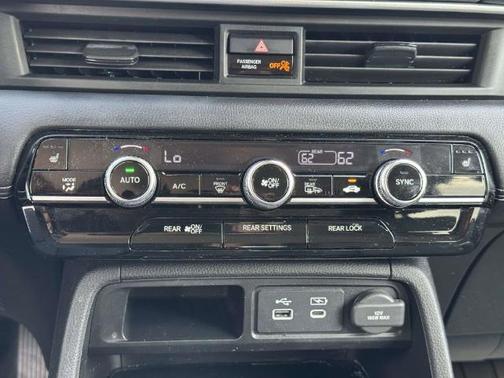 White 2024 Honda Pilot TOURING