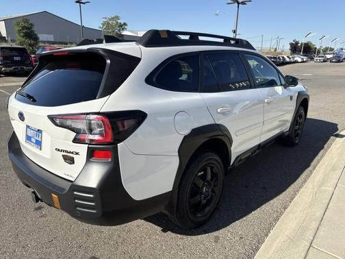 Crystal White Pearl 2022 Subaru Outback WILDERNESS