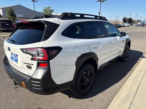 Crystal White Pearl 2022 Subaru Outback WILDERNESS