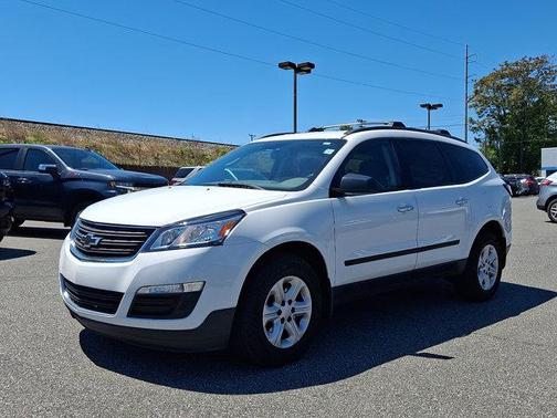 Summit White 2017 Chevrolet Traverse LS