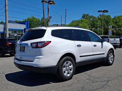 Summit White 2017 Chevrolet Traverse LS