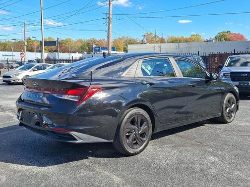 2022 Hyundai ELANTRA SEL