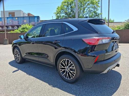 2022 Ford Escape PHEV Titanium