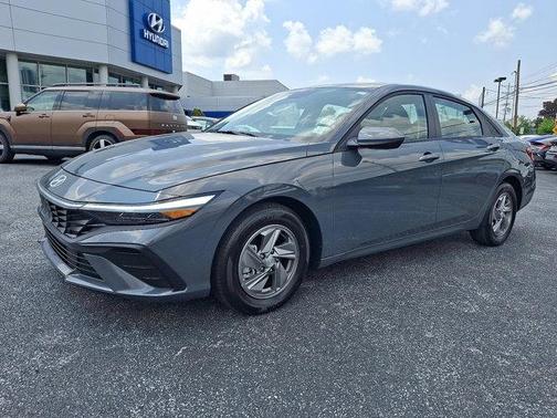 2025 Hyundai ELANTRA SE