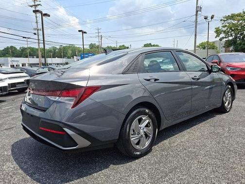2025 Hyundai ELANTRA SE