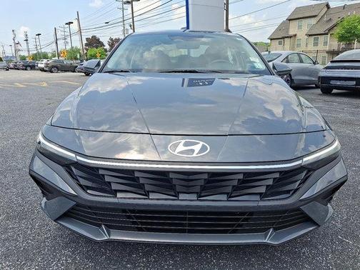 2025 Hyundai ELANTRA SE