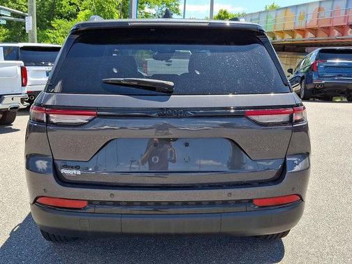 Metallic 2023 Jeep Grand Cherokee Altitude