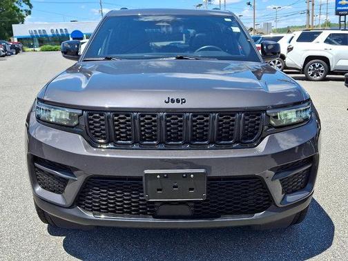 Metallic 2023 Jeep Grand Cherokee Altitude