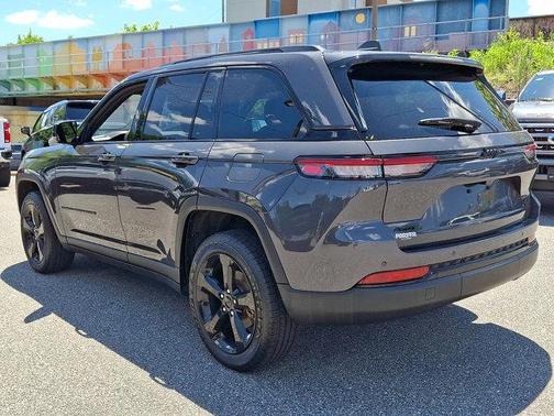 Metallic 2023 Jeep Grand Cherokee Altitude