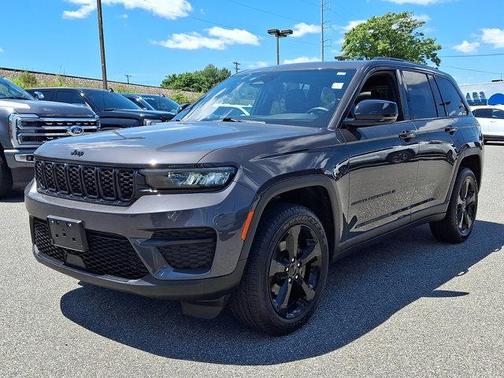 Metallic 2023 Jeep Grand Cherokee Altitude
