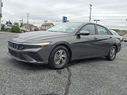 2025 Hyundai ELANTRA SE