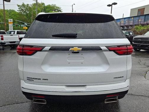 Iridescent Pearl Tricoat 2023 Chevrolet Traverse Premier
