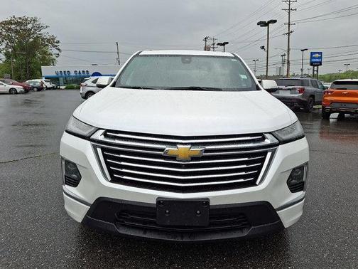Iridescent Pearl Tricoat 2023 Chevrolet Traverse Premier